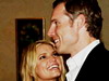 Jessica Simpson nu se poate abtine sa nu-si atinga noul iubit