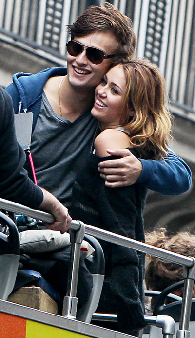 Miley Cyrus a fost foarte apropiata de Douglas Booth la filmarile pentru „LOL” – FOTO
