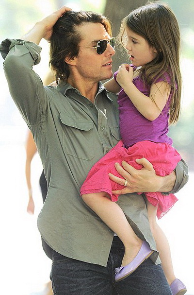 Tom Cruise la plimbare in parc cu Suri  - GALERIE FOTO