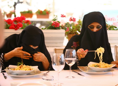 Actritele din “Iubire si onoare” au mancat spaghete cu burka pe fata - GALERIE FOTO