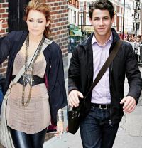 Nick Jonas si-a sarbatorit majoratul mergand cu Miley Cyrus la bowling - VIDEO
