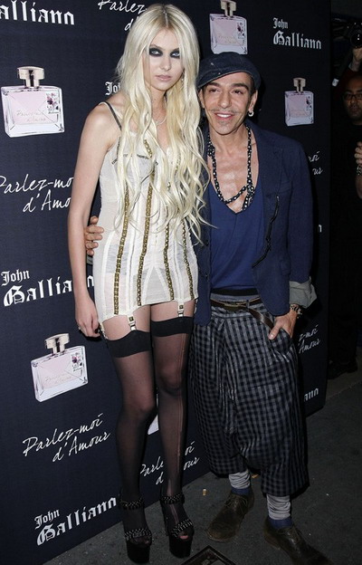 Taylor Momsen – imaginea parfumului “Parlez Moi D’Amour” by  John Galliano