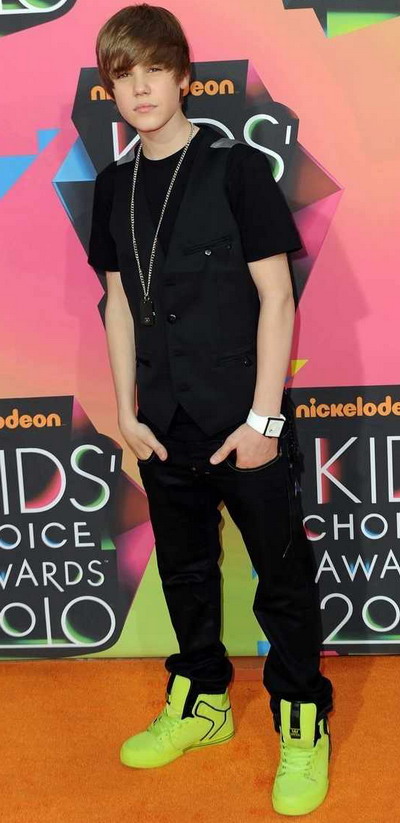 Justin Bieber isi face de cap pe bancheta din spate a masinii