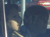 Justin Bieber isi face de cap pe bancheta din spate a masinii