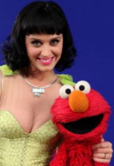 Decolteul lui Katy Perry e prea adanc pentru Sesame Street! FOTO