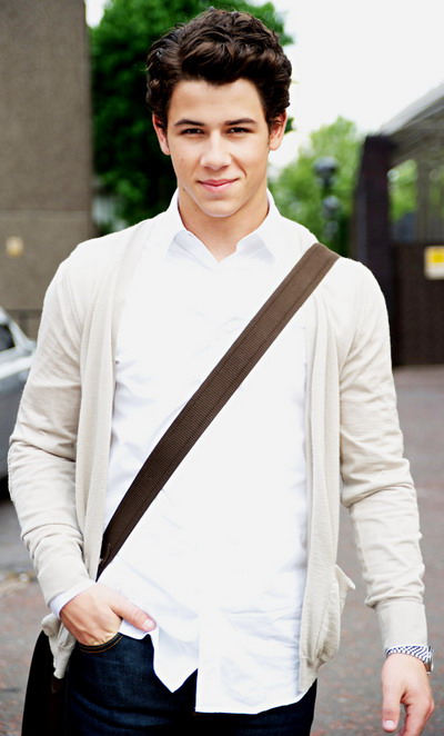 Nick Jonas incurajeaza adolescentii sa slabesca – VIDEO