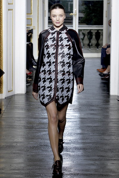 Miranda Kerr, insarcinata in 5 luni, a defilat pe podium pentru Balenciaga - GALERIE FOTO