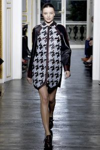 Miranda Kerr, insarcinata in 5 luni, a defilat pe podium pentru Balenciaga - GALERIE FOTO