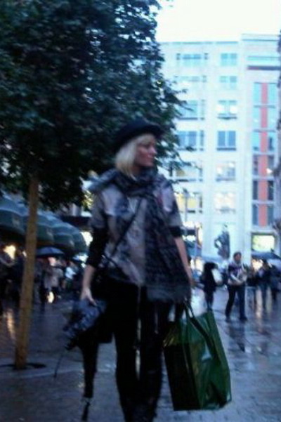 Delia - la shopping intr-unul dintre cele mai luxoase magazine din lume