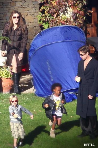 Angelina Jolie, Brad Pitt si copiii lor - in gradina vilei din Budapesta - FOTO
