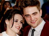 Robert Pattinson si Kristen Stewart, surprinsi sarutandu-se la o petrecere privata