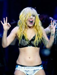 Lady GaGa doarme cu bodyguardul in camera, iar iubitul ei nu e deloc incantat de idee!