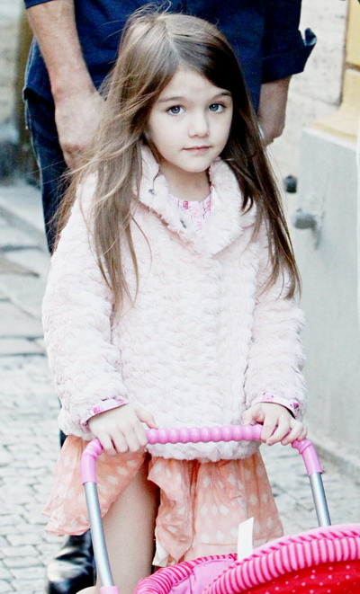 Suri Cruise nu suporta calatoriile cu avionul
