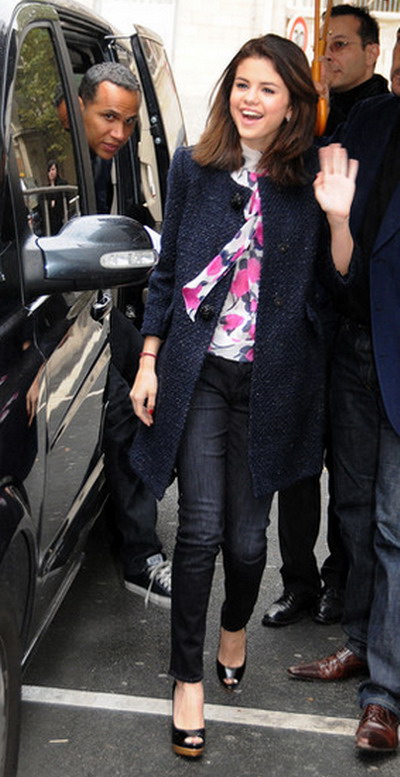 Selena Gomez face shopping si mananca de la fast-food in Paris – FOTO