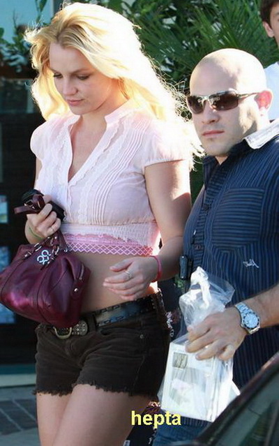  FASHION POLICE: Hainele lui Britney Spears "au intrat la apa". A exagerat?