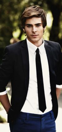 Zac Efron, suparat ca are capul imens