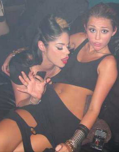 Miley Cyrus, in tandreturi cu o prietena