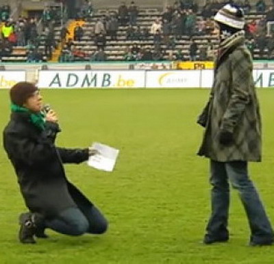 A cerut-o de nevasta in fata unui stadion intreg! Si ea a zis... NU!