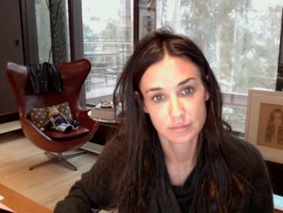 Demi Moore:"Ajutor! Imi cade faţa si nu pot face nimic!"