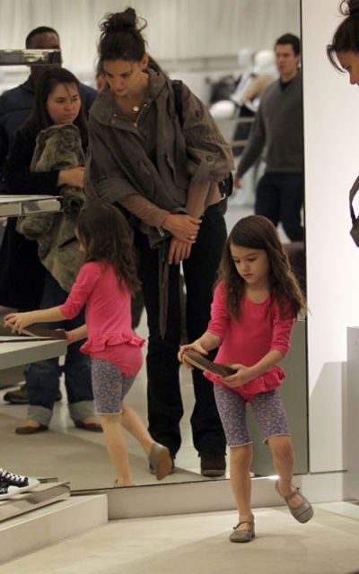 Katie Holmes si Suri, impreuna la cumparaturi de pantofi – GALERIE FOTO