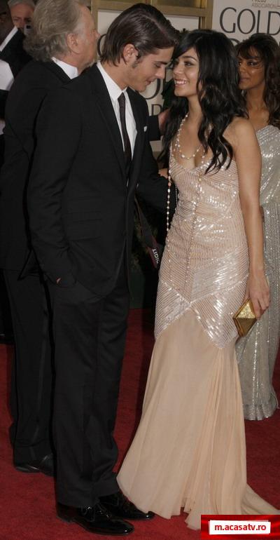  Zac Efron si Vanessa Hudgens, surprinsi sarutandu-se