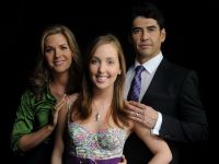 Sonya Smith, Gabriel Porras si Catherine Siachoque revin ACASA  in „Cautand-o pe Elisa” 