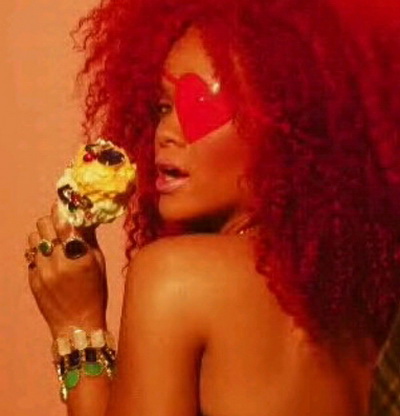 Rihanna arata delicios in prima imagine pentru videoclipul piesei 'S&M'! 