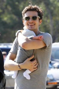 Orlando Bloom si-a scos baietelul la plimbare