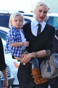 Gwen Stefani, o mama frumoasa si grijulie