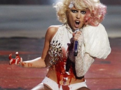 Noul parfum al lui Lady GaGa va mirosi a sange si... sperma