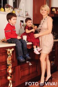 Sanda Ladosi isi duce copiii la inot de cand aveau o saptamana