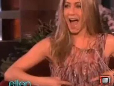 Jennifer Aniston incearca vibratorul pentru sani, in direct la TV. Video