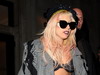 Stil de vedeta: Lady GaGa cu ciorapi zdrentuiti, in sutien si cu bereta pe cap prin New York! 