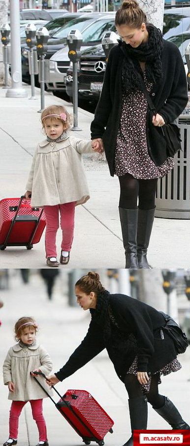 Jessica Alba, fiica ei, Honor si o valiza Minnie Mouse la plimbare prin oras – GAELRIE FOTO  
