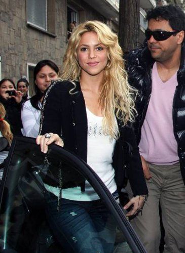 Shakira se face frumoasa pentru Pique! Si-a cumparat si casa in Barcelona, sa fie mai aproape de el! FOTO