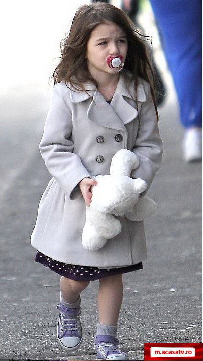 La 4 ani, Suri Cruise nu a renuntat inca la suzeta – GALERIE FOTO
