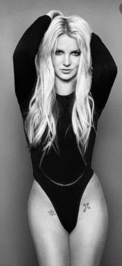 Britney Spears isi arata tatuajele din zona intima in pictorialul pentru revista „OUT” - GALERIE FOTO
