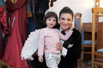 Ioana Ginghina si-a dus fetita, pe Ruxandra, in culisele teatrului “Ion Creanga”  - GALERIE FOTO 