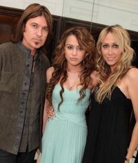 Miley Cyrus are motive sa se bucure: tatal ei s-a intors spasit in sanul familiei! Pentru cat timp?  