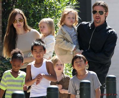 Angelina si Brad Pitt, la plimbare cu toata familia – GALERIE FOTO