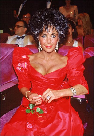 Elizabeth Taylor, un stil vestimentar dezavarsit  - GALERIE FOTO