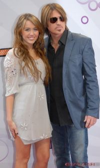Billy Ray Cyrus vrea sa-si imbunatateasca relatia cu fiica sa Miley Cyrus