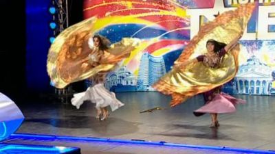 Mama si fiica danseaza din buric la "Romanii au talent"! VIDEO