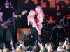 Taylor Momsen a dansat destul de vulgar alaturi de o fana la concertul din Paris – GALERIE FOTO