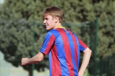 Justin Bieber, starul cu cel mai bine vandut documentar, joaca fotbal si este fan Barcelona!