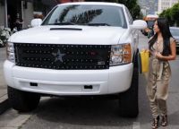 Vezi ce MONSTER TRUCK si-a luat Kim Kardashian!