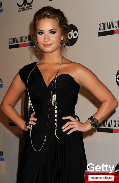 Demi Lovato: "Am inceput sa ma automutilez la 11 ani! Colegii ma agresau pentru ca eram grasa!"