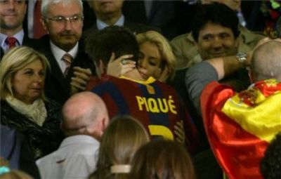 Vezi cum l-a consolat Shakira pe Pique dupa infrangerea cu Real din Cupa!