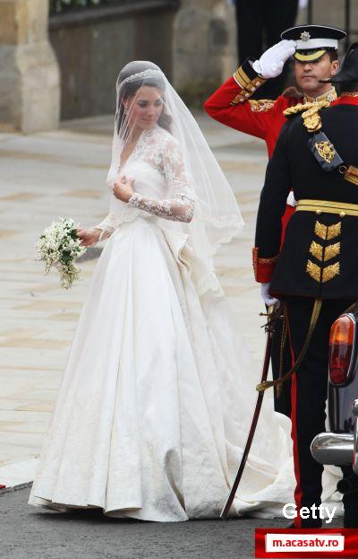 Ati ghicit ce fel de rochie a purtat Kate Middleton la nunta ei: spectaculoasa, de dantela, cu trena! GALERIE FOTO