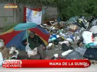 Doua suflete, mama si fiu, traiesc inconjurati de gunoaie - VIDEO